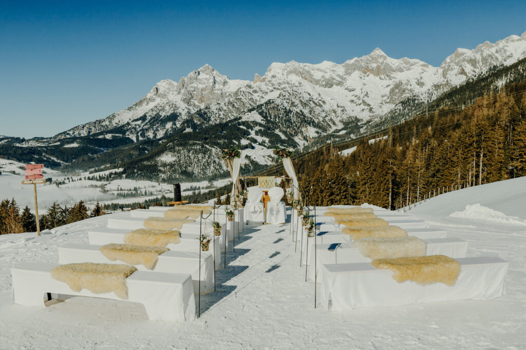 Ronja Baumbach eure Hochzeitsplanerin Set-Up Trauung am Berg im Winter mit Fellen und Traubogen mit winterlichen Gestecken