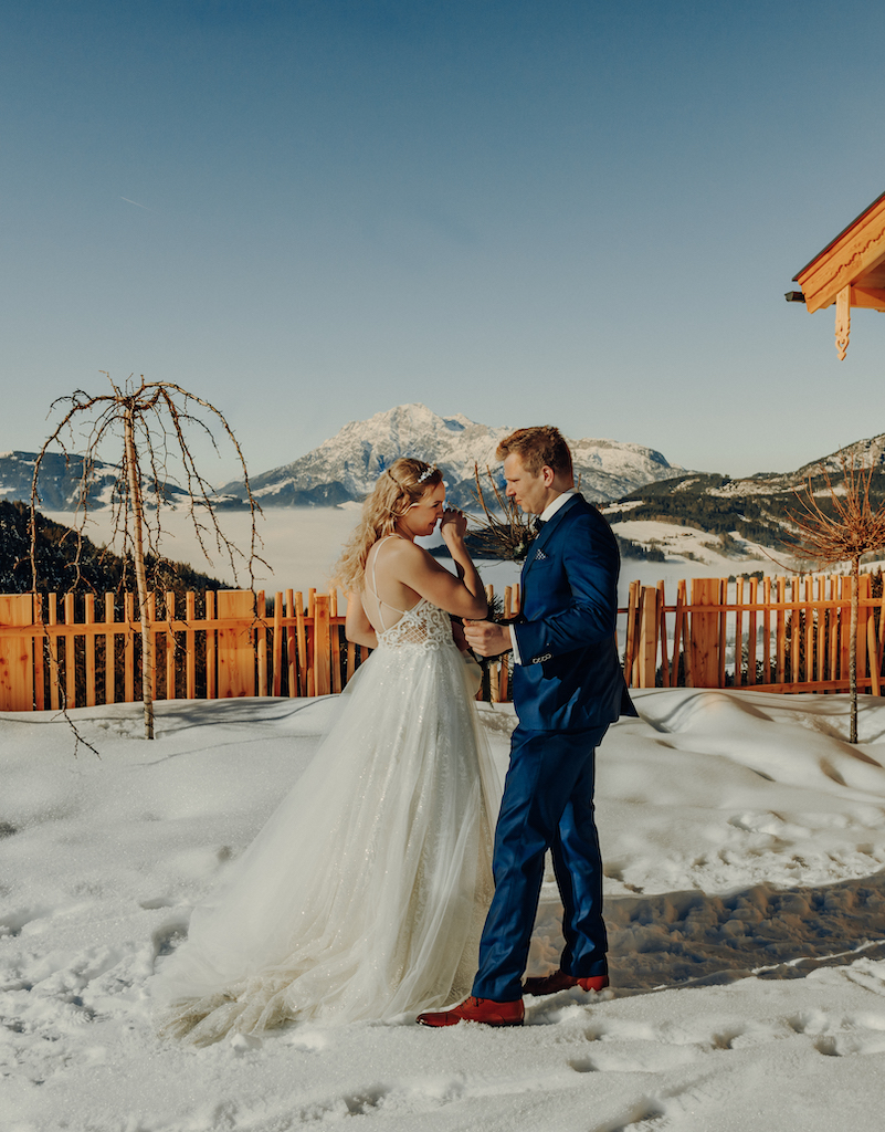 Ronja Baumbach Hochzeiten in den Bergen First Look Braut und Bräutigam Winterwedding