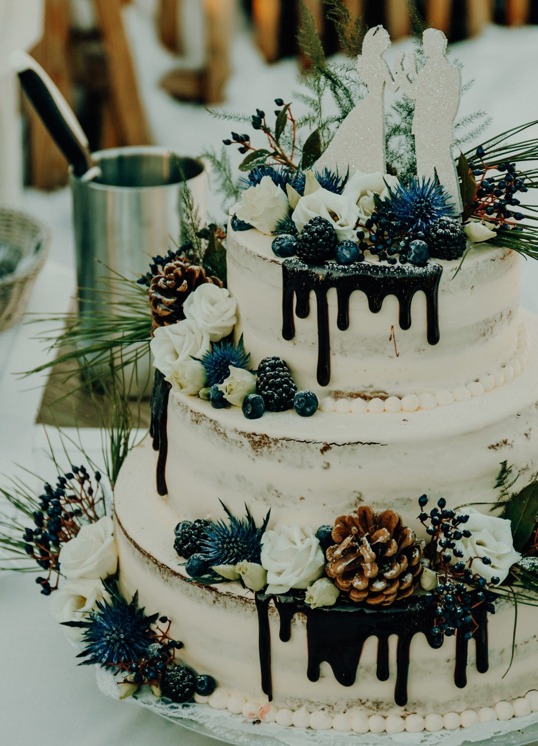 Tortenanschnitt Cakecutting Brautpaar Winterhochzeit in den Bergen Blaubeeren winterliche Dekoration