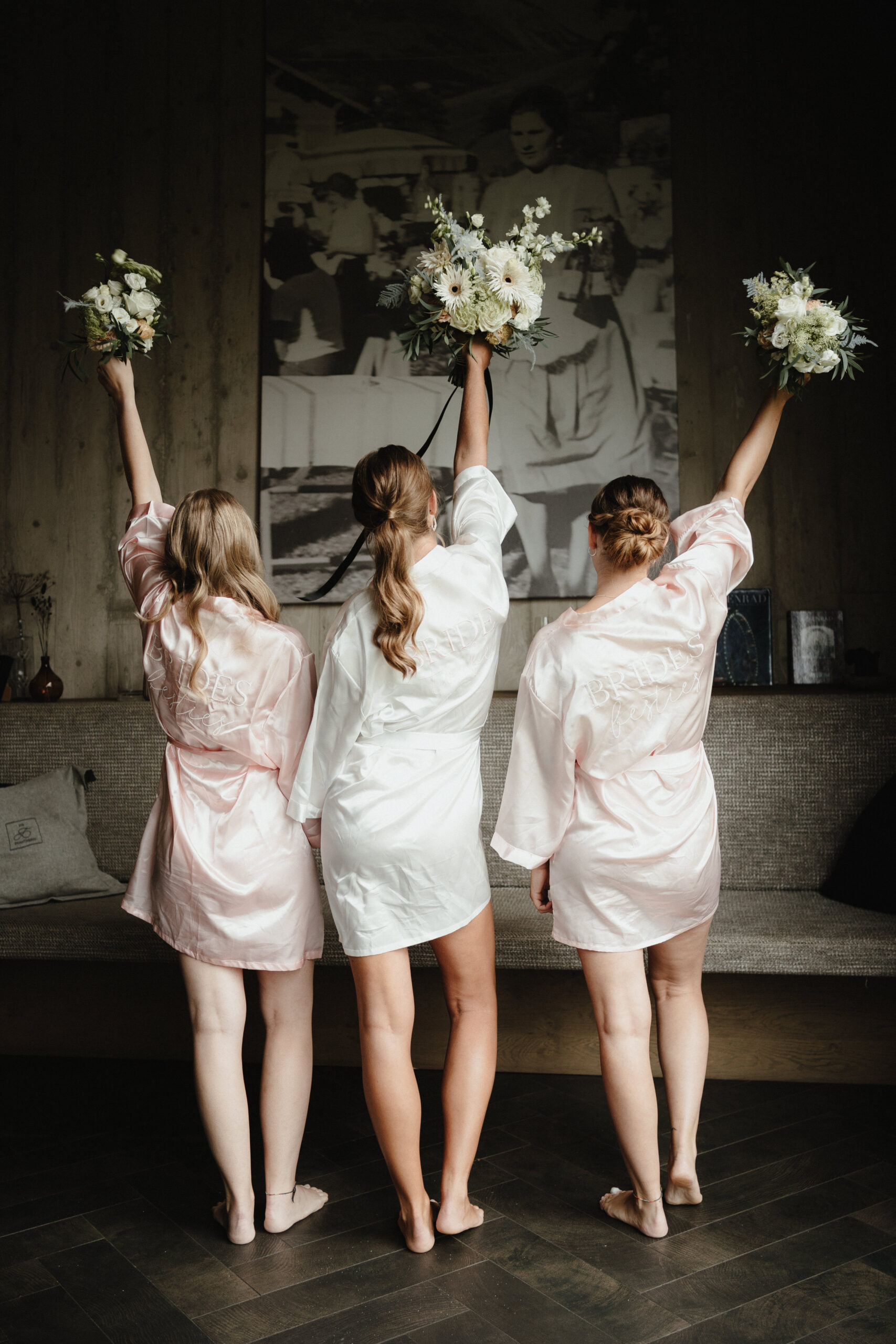 Getting Ready Hochzeitstag Trauzeugin Berghochzeit Braut, Trauzeugin und Brautjungfern feiern beim Getting Ready