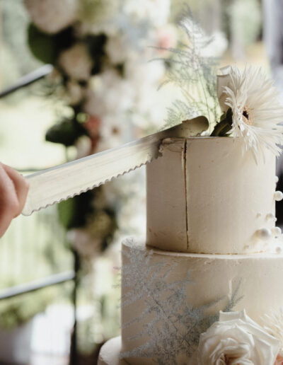 Tortenanschnitt Hochzeitstorte auf einer Traumhochzeit in den Bergen Österreichs, nähe Kufstein, Salzburg und Innsbruck