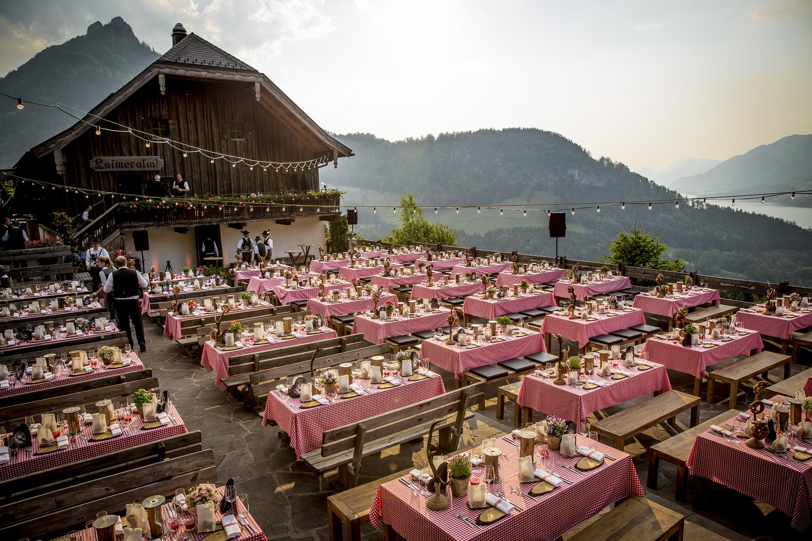 Terrasse auf der Laimer Alm im Salzburger Land für eure freie Trauung und Hochzeitsfeier