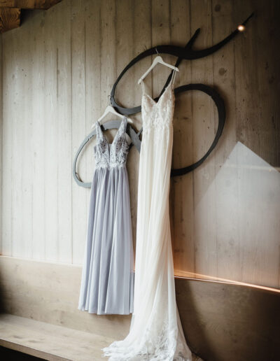 Brautkleid und Brautjungfernkleid bei einer modernen Hochzeit in den Bergen, Ronja Weddings