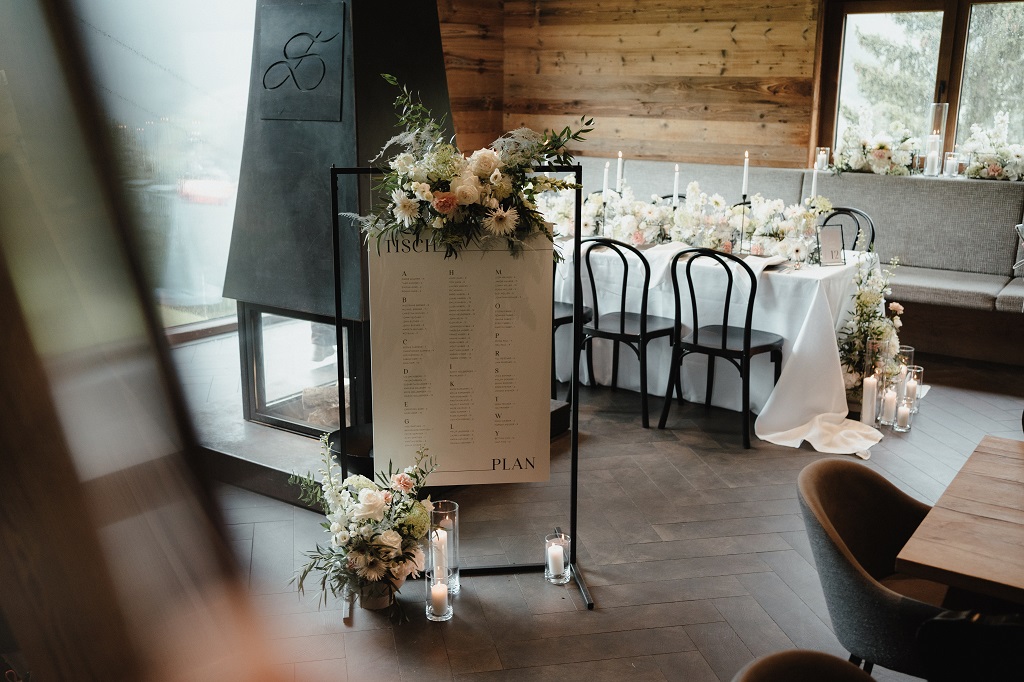 Dinnersetting mit Sitzplan einer Berghochzeit im Sommer in Österreich