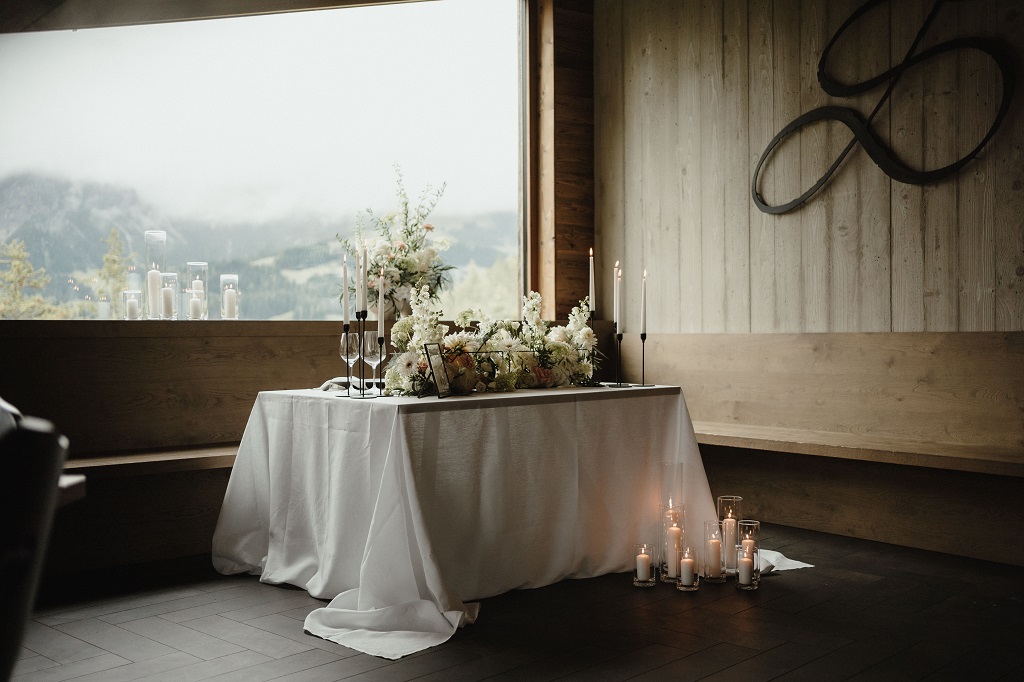 Dekorierter Brautpaartisch in einer Almhütte an der Hochzeit in Österreich und dem Allgäu