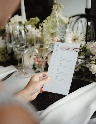 Menükarte auf einer modernen Berghochzeit im Salzburger Land, Ronja Weddings & Events