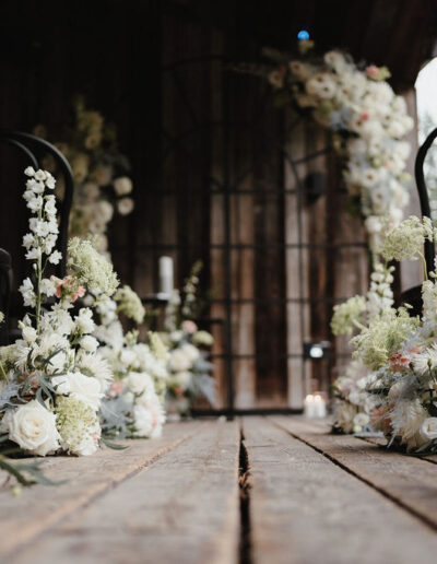 Decorated centre aisle at a free wedding ceremony in the mountains of Austria, wedding planner Ronja Baumbach