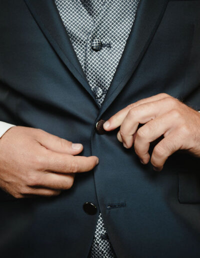 Groom getting ready for his wedding in the mountains, mountain weddings Ronja Baumbach, Austria & Allgäu