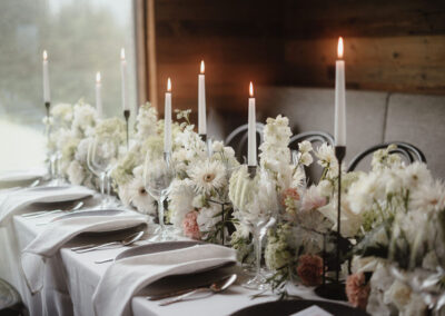 Tischdekoration und Dinnersetting einer Berghochzeit, organisiert von Ronja Baumbach, Hochzeitsplanerin