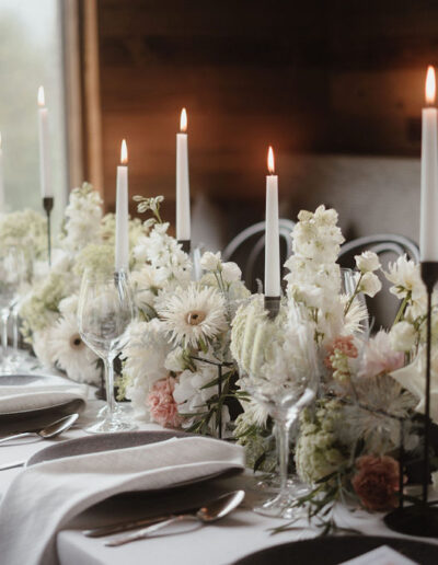 Table decoration and dinner setting for a mountain wedding, organised by Ronja Baumbach, wedding planner