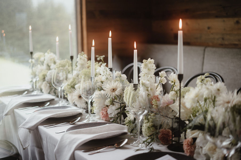 Ronja Weddings & Events_Wedding planner_Füssen_Immenstadt_Mountain_Wedding Table decoration and dinner setting for a mountain wedding, organised by Ronja Baumbach, wedding planner