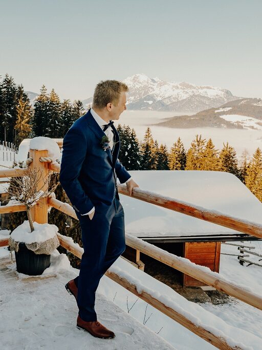 Bräutigam bei seinem Getting Ready auf seiner Winterhochzeit in Maria Alm