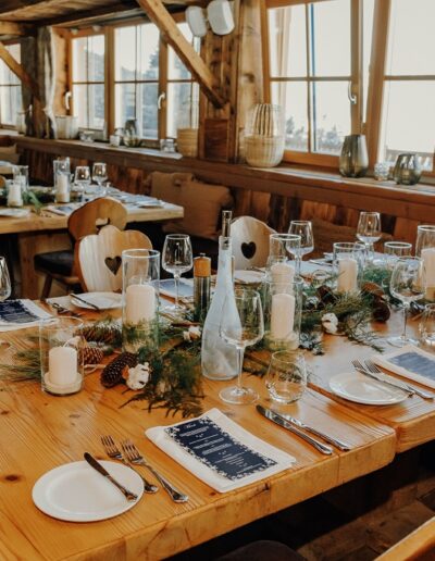 Tischdekoration auf der Hochzeitsalm im Salzburger Land Hochzeitsplanung