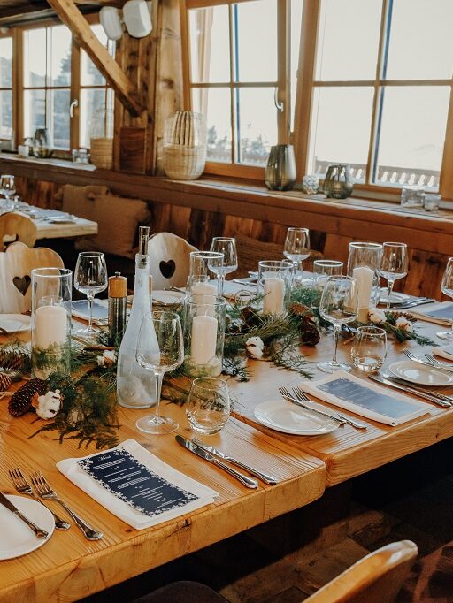 Tischdekoration auf der Hochzeitsalm im Salzburger Land Hochzeitsplanung
