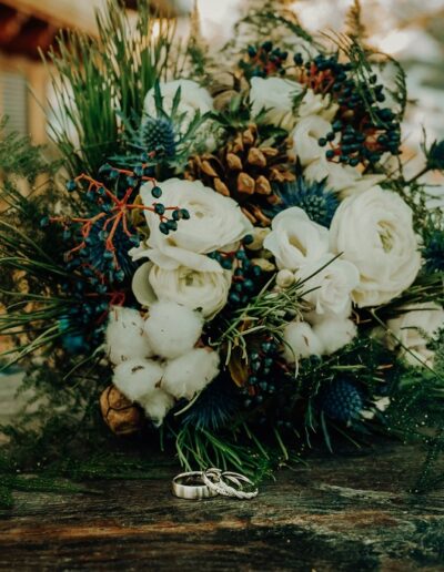 Eheringe und Braustrauß wunderschön fotografiert von den Hochzeitsfotografen im Winter