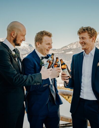 Der Bräutigam und seine Best Men beim Getting Ready am Hochzeitstag im Winter in den Bergen