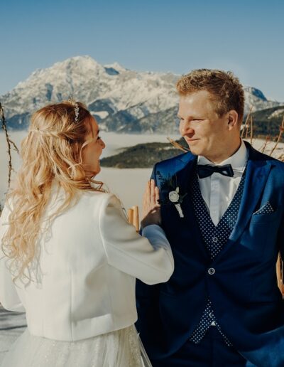 First Look des Brautpaars bei Sonnenschein an ihrer Winterhochzeit in den Bergen