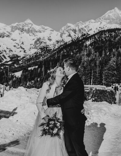 Ein glückliches Brautpaar nach der Trauung am Tag ihrer Hochzeit in den Bergen im Salzburger Land