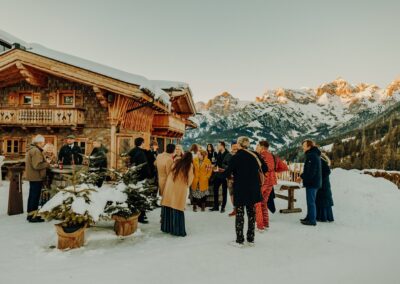 Glühweinempfang als alternative zum klassischen Sektempfang auf der Berghochzeit in Österreich