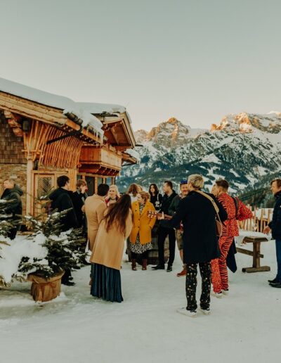 Mulled wine reception as an alternative to the classic champagne reception at a mountain wedding in Austria