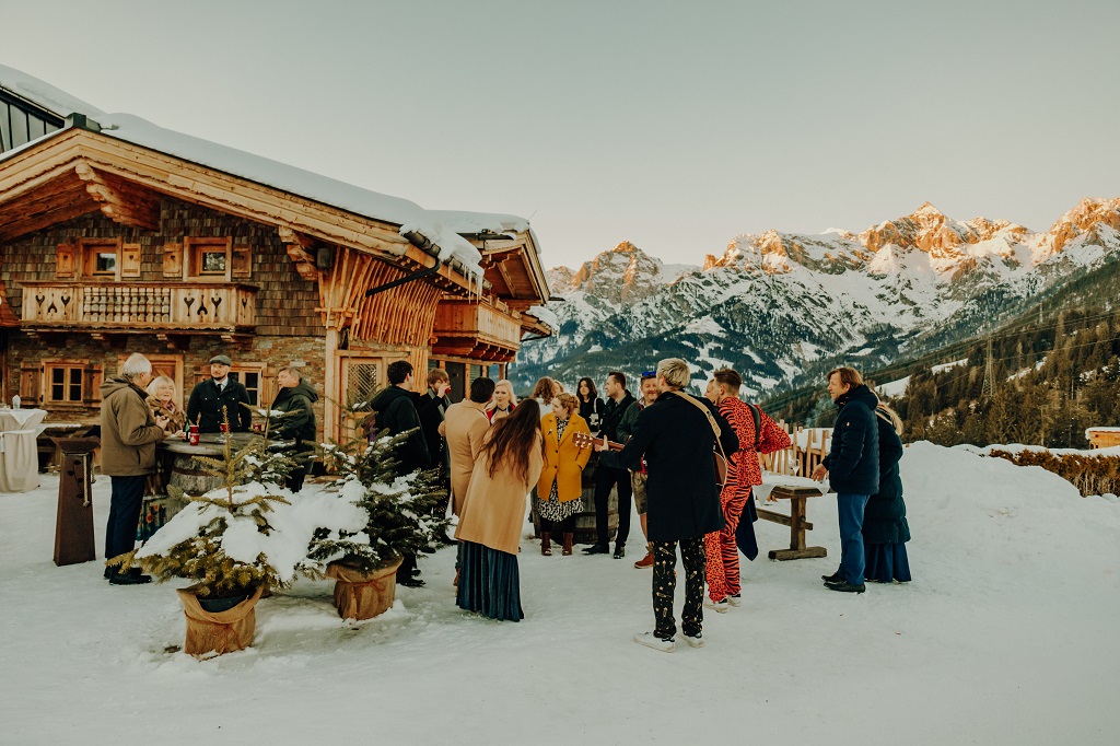 Mulled wine reception as an alternative to the classic champagne reception at a mountain wedding in Austria