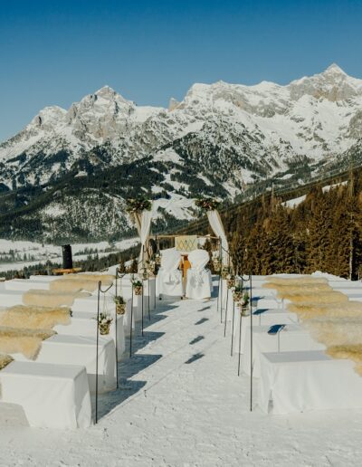 Wedding setting for a free wedding ceremony in winter in the mountains in Maria Alm