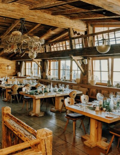 Cosy alpine hut in Austria for a wedding reception in the mountains in winter