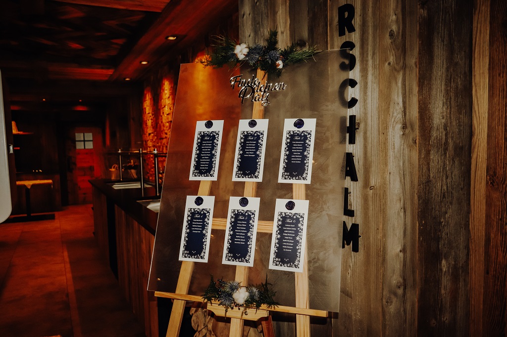 Table plan for a winter wedding as inspiration for what a wedding in the mountains can look like