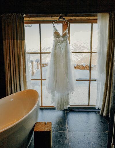The beautiful wedding dress in front of a breathtaking mountain panorama in the mountains of Austria and the Allgäu