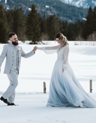 Brautpaarshooting bei einer luxuriösen und exklusiven Winterhochzeit in den Bergen