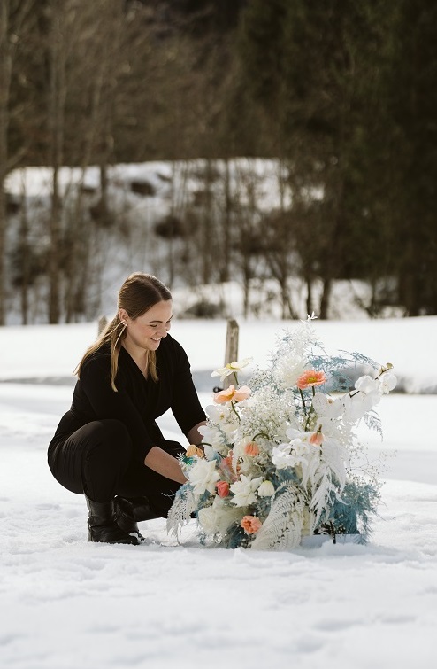 Wedding planner as wedding day manager at a winter wedding in the Allgäu in the mountains