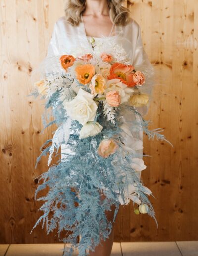 Wunderschöner Brautstrauß auf einer Winterhochzeit in den Bergen Österreichs