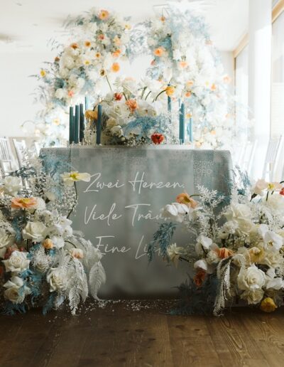 Tischdekoration bei einem außergewöhnlichen Hochzeitskonzept für eine Winterhochzeit in den Bergen Österreichs
