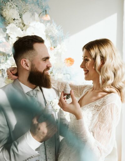 Brautpaar beim essen von Schokoladenerdbeeren beim Sektempfang auf ihrer Hochzeit im Winter