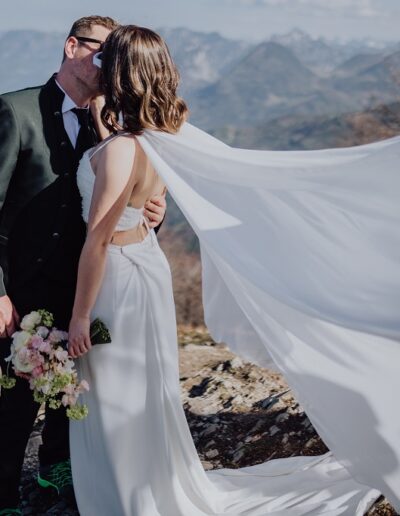 Brautpaar beim Fotoshooting auf dem Zwölferhorn im Salzkammergut in den Bergen