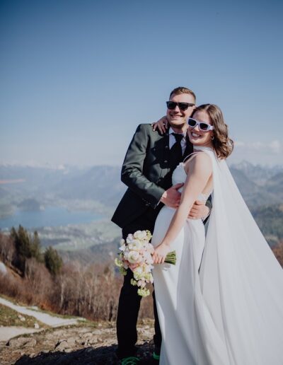 Glückliches Brautpaar an ihrer Berghochzeit auf dem Gipfel