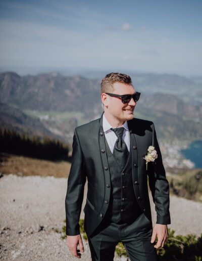 Bräutigam in seinem Hochzeitsanzug an seinem Hochzeitstag in den österreichischen Alpen