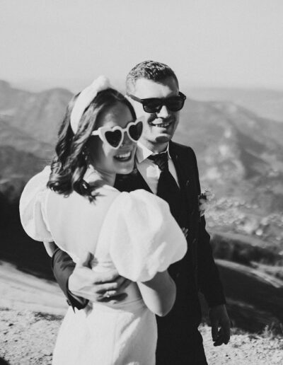 Glückliches Brautpaar in den Bergen beim Empfang in ihrer Hochzeitslocation in den Bergen