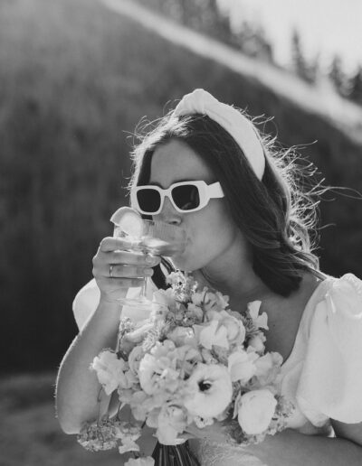 Braut trinkt Aperol Spritz auf ihrer Berghochzeit