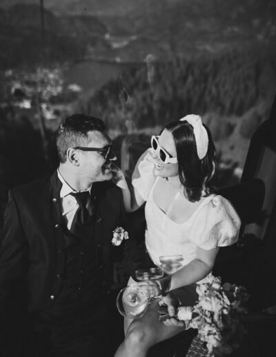 Brautpaar auf dem Weg zu ihrer Berghochzeit in einer geschmückten Gondel