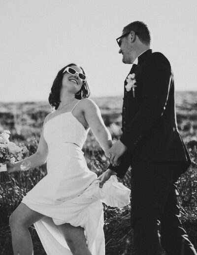 Braut und Bräutigam auf ihrer Hochzeit in den Alpen auf dem Weg zur freien Trauung auf den Gipfel