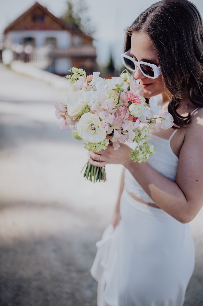 Ronja Weddings Hochzeitsplanerin Berghochzeit Wedding Day Manager Bad Hofgastein Mondsee Zugspitze alpen Braut mit Sonnenbrille und Brautstrauß kurz vor ihrer freien Trauung
