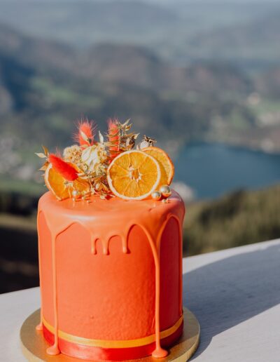 Farbenfrohe Hochzeitstorte für ein Elopement oder Tiny Wedding in den Bergen