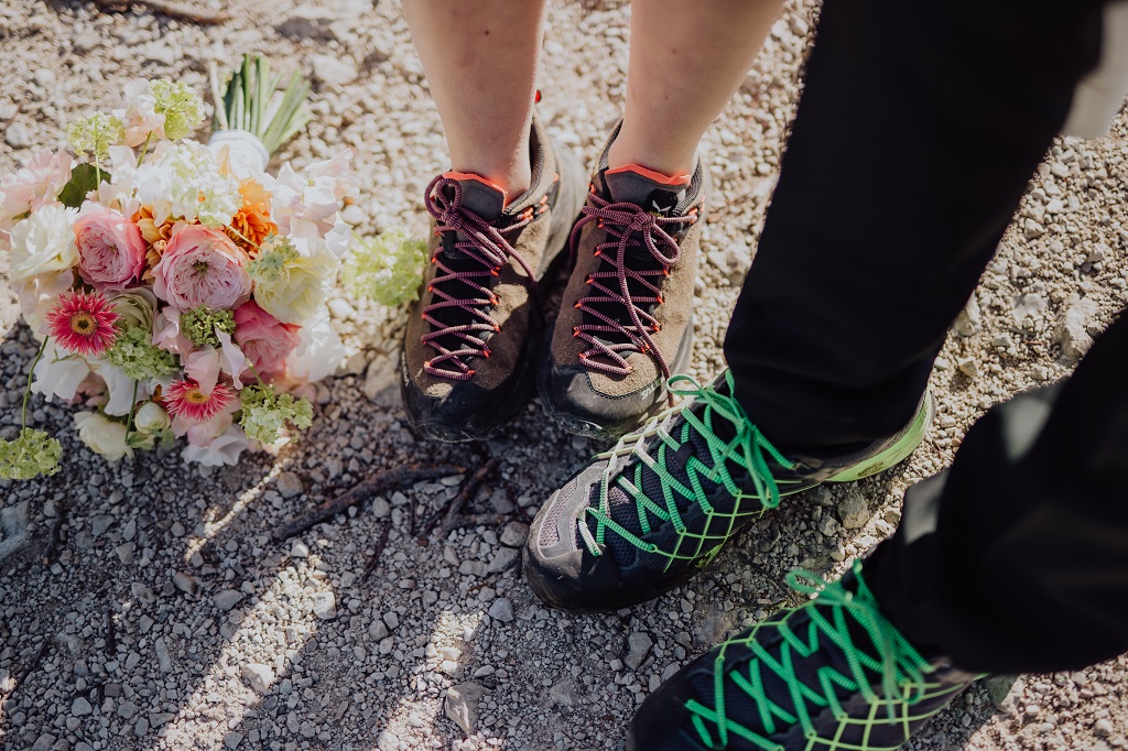 Ronja Weddings Hochzeitsplanung Hochzeit in den Bergen Teilplanung Bischofshofen Dienten am Hochkönig alpen Brautpaar mit Wanderschuhen für die Wanderung zu ihrer Trauung auf dem Berggipfel in Österreich