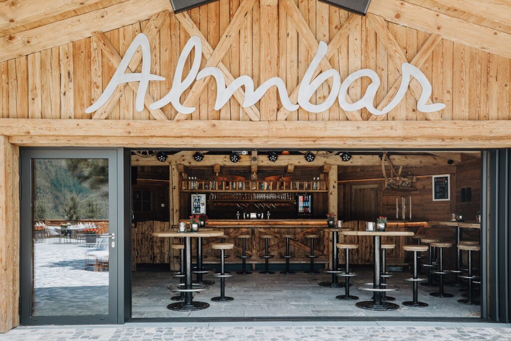 Almbar auf der Oberforshofalm für Hochzeiten in den Bergen Österreichs