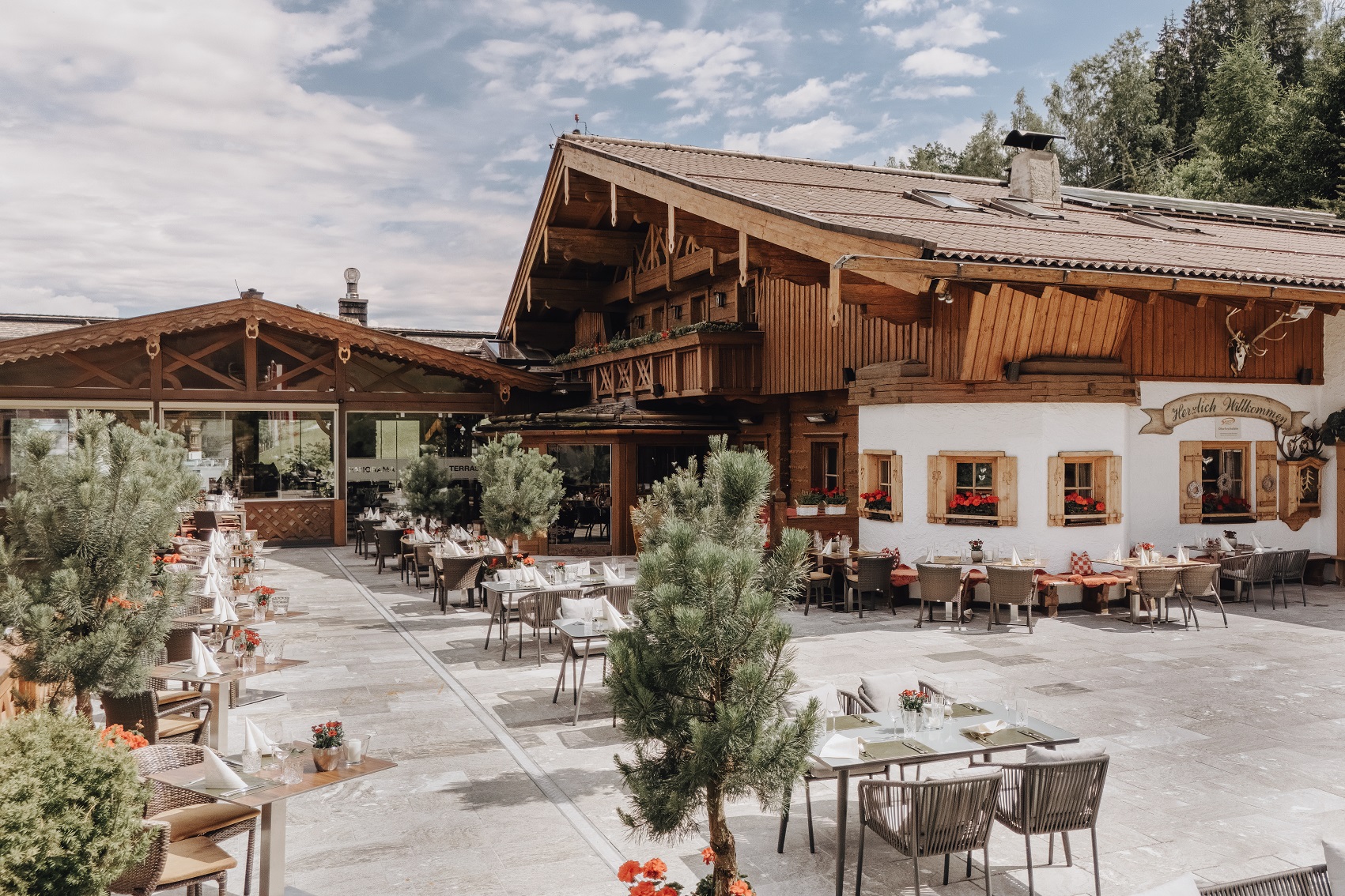 Gemütliche Almhütte als Hochzeitslocation für eine Berghochzeit in Österreich