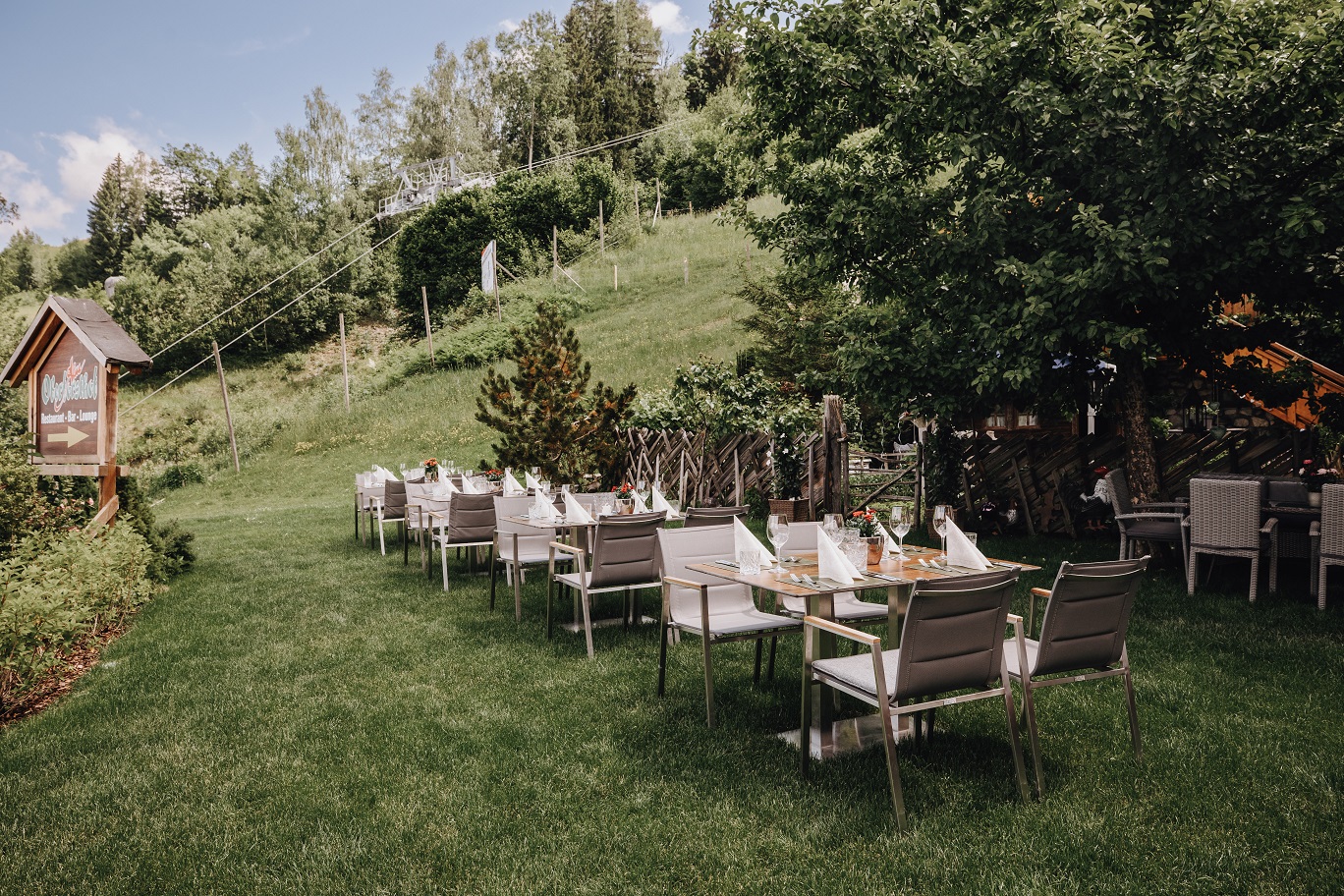 Ein gemütlicher und romantischer Garten für eine freie Trauung bei einer Berghochzeit im Salzburger Land