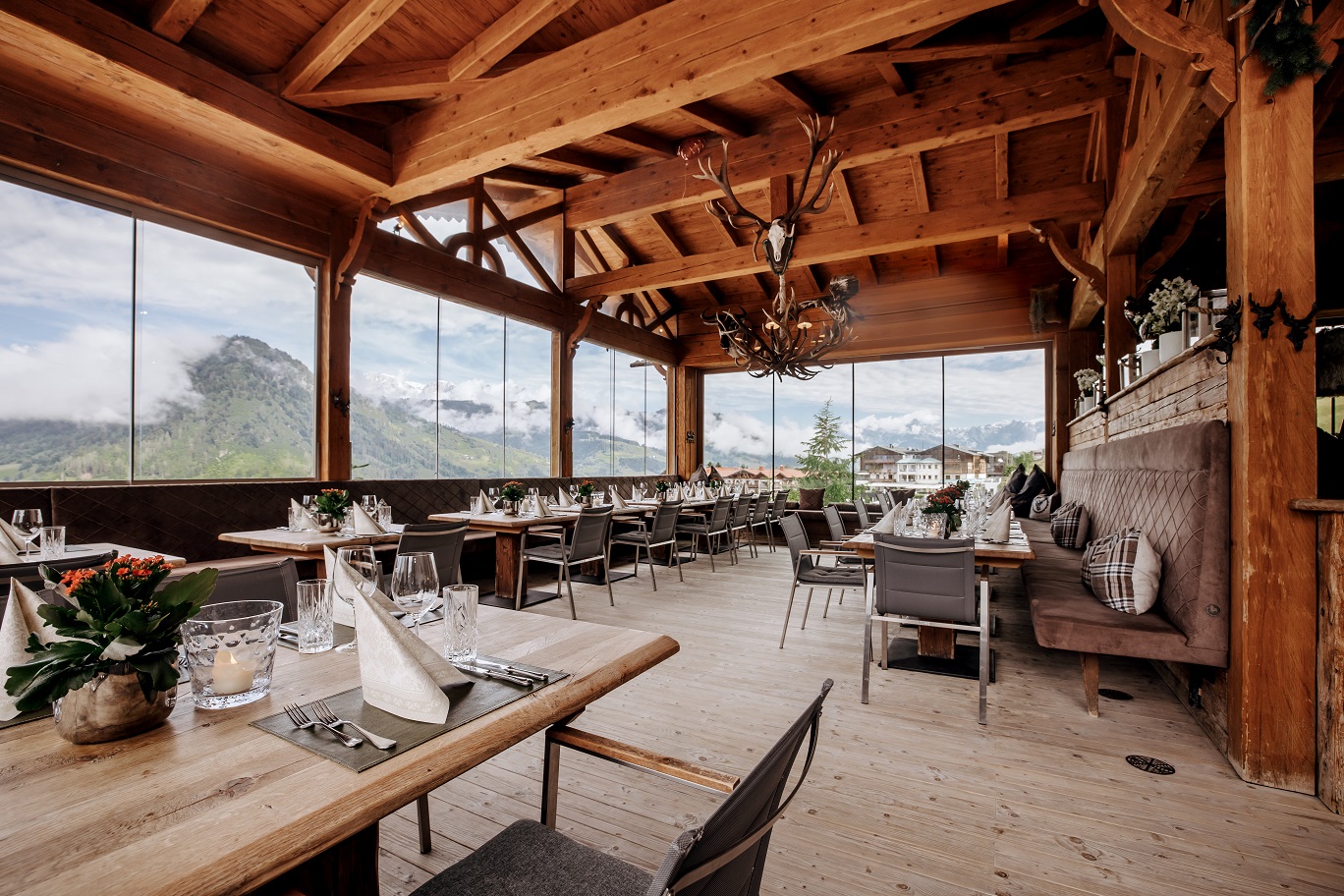 Panoramarestaurant in der Oberforsthofalm in St. Johann im Pongau für eine Berghochzeit im Sommer oder Winter