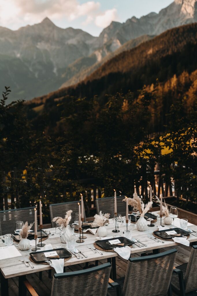 Gedeckter Tisch mit Bergpanorama in Maria Alm