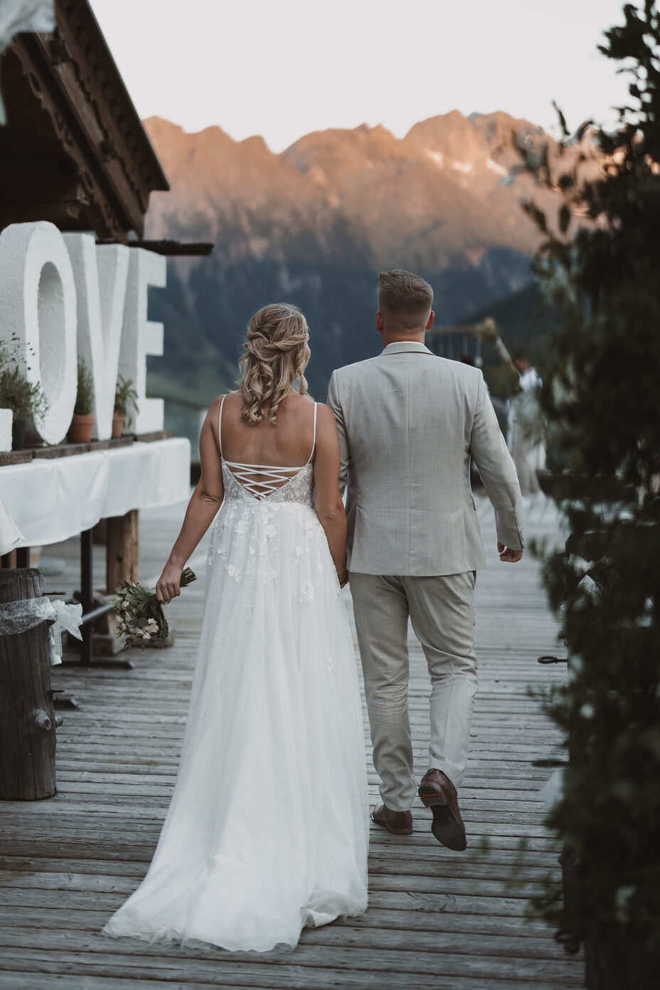 Brautpaar bei ihrer Hochzeit in den Bergen im Zillertal